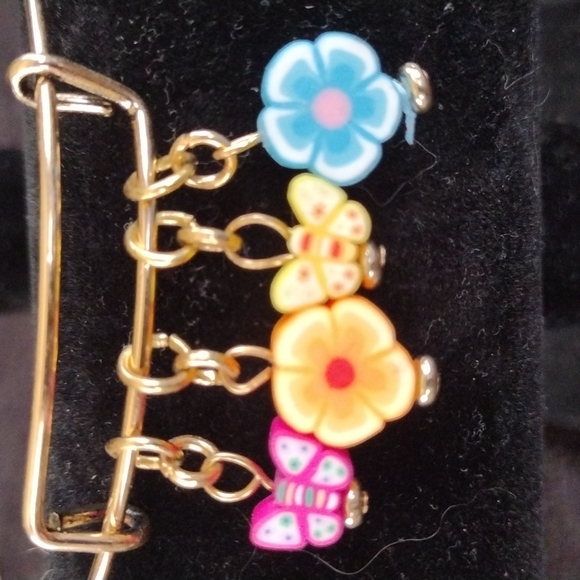 Butterfly and flower charm bracelet - Picture 2 of 3